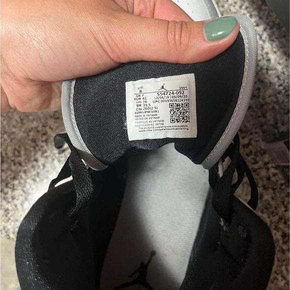 Jordan’s 1 mid light smoke grey - Picture 10 of 10